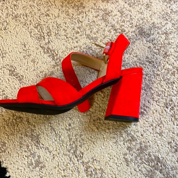 NEVER WORN. Block Heel strappy sandal size 6 - Picture 2 of 3